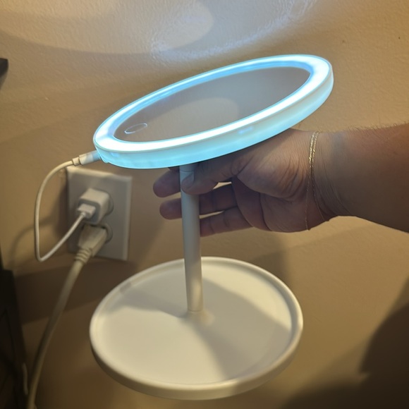 Adjustable LED Mirror Stand - Picture 5 of 8